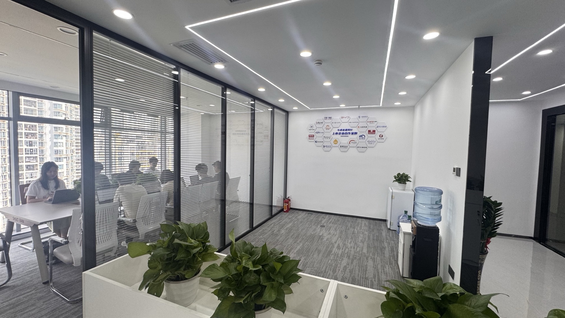 九序智能办公室走廊，墙上是上市企业合作案例展示