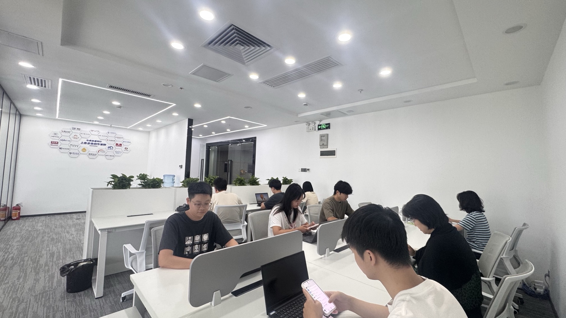 九序智能开放式办公区，同事们正在工位上工作